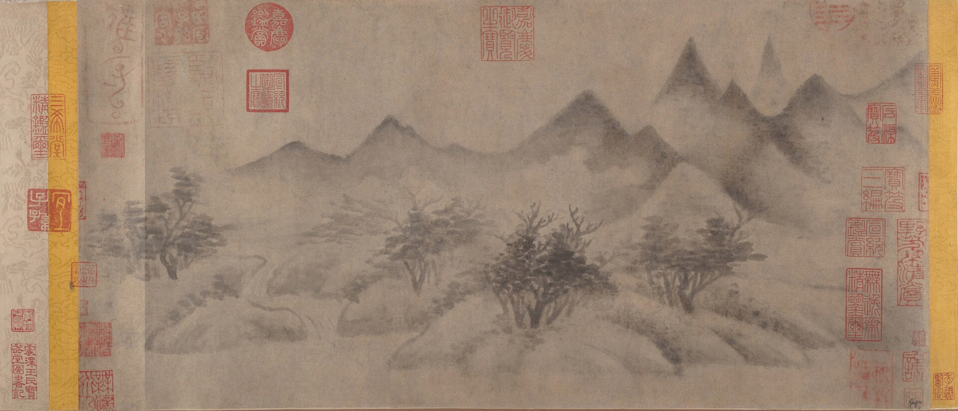 米友仁《云山图》,南宋,1200 年以前。湿润墨点让山体在云气中显现,重点不在地理写实,而在笔墨所形成的心象