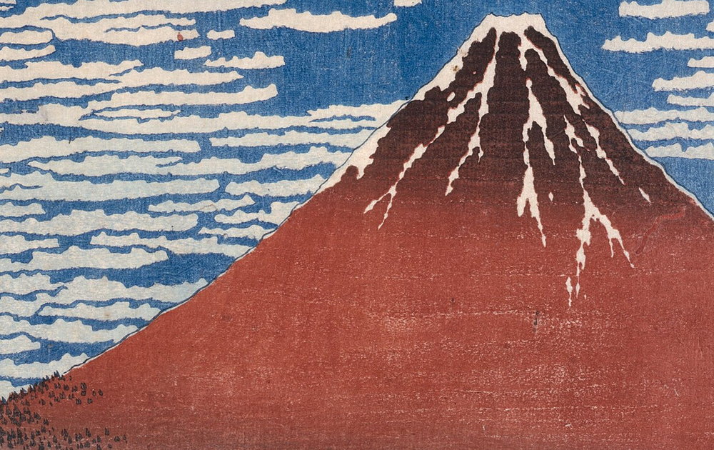 山体与云层:红与蓝的上下分块